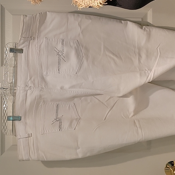 Jaclyn Smith Woman White Crop Jeans, Size 20W - Picture 7 of 11